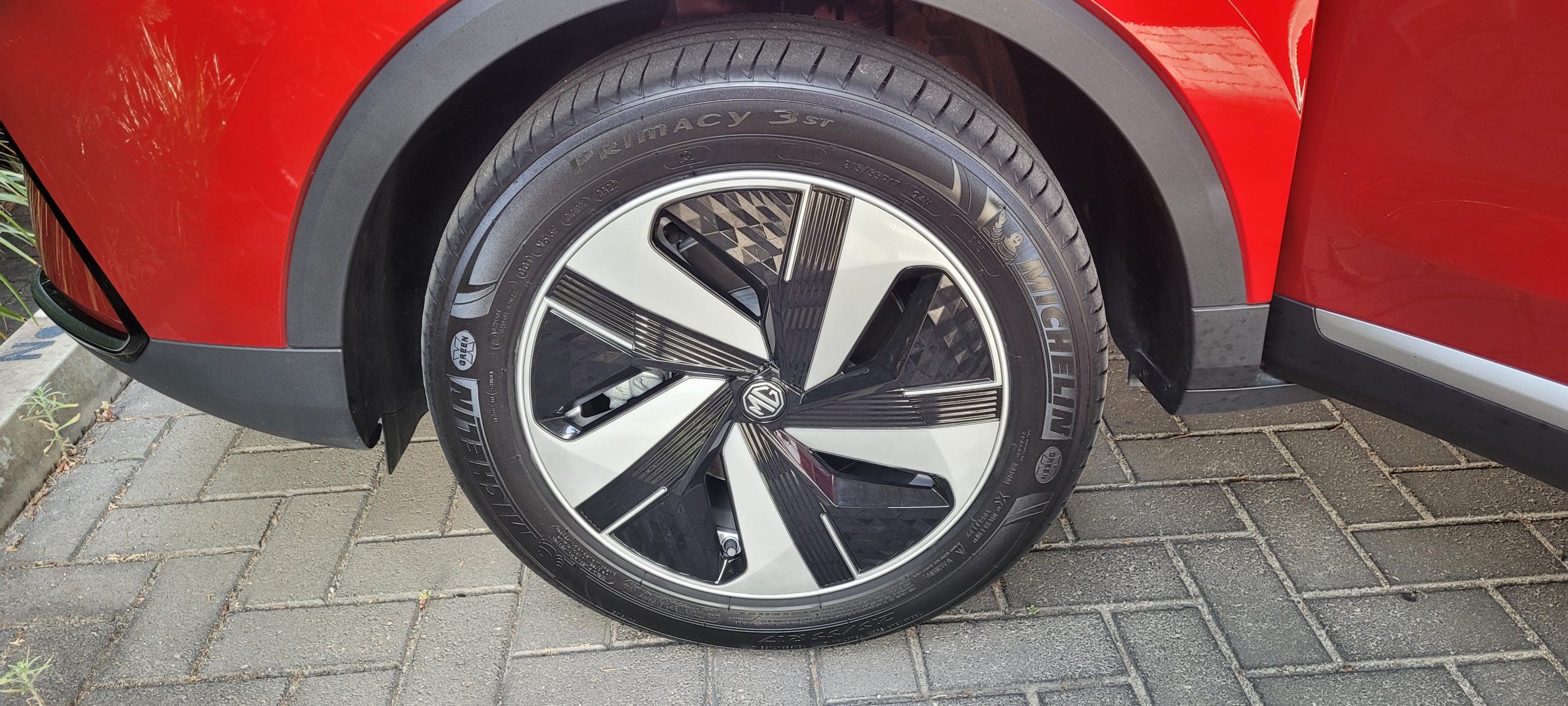 Close up of MG ZS EV 17-inch alloy wheel